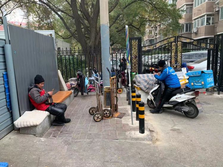 三源里菜市场西门是外卖员的蹲点地之一