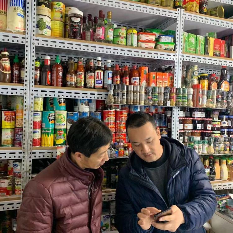 81号商铺老板Kavein（右）正在处理订单信息问题