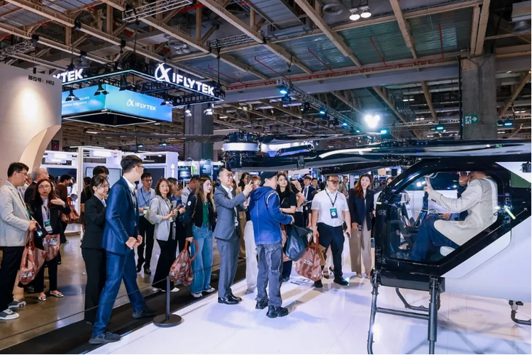 观众体验小鹏汇天