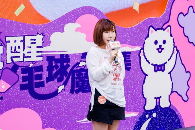 图为：滴滴体验监督员在活动现场分享宠物出行体验反馈